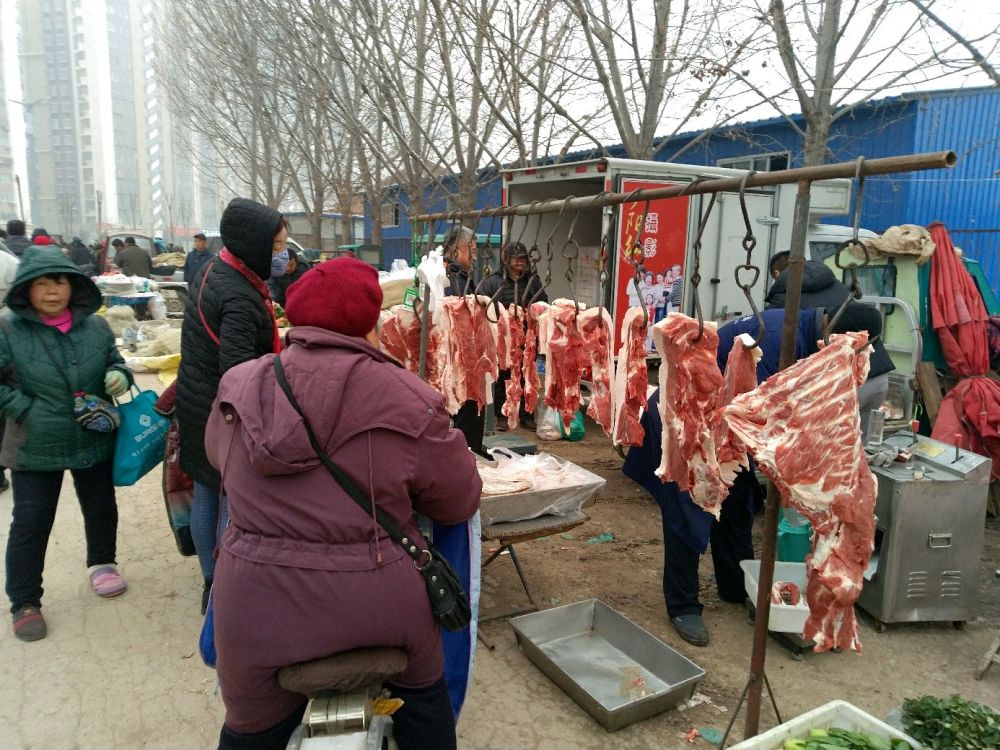 腊月十九,聊城又逢大集,昌润南路路西侧,人声鼎沸,摊位鳞次栉比.