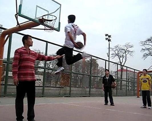 经常"打篮球"的男生,3部位很容易"受伤",说多了都是泪