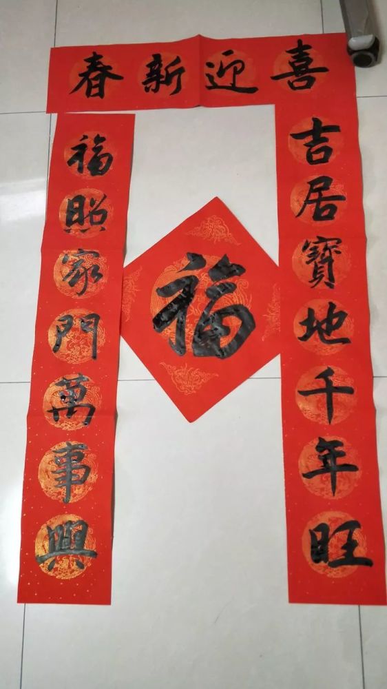 鼠须彩笔写春联 情暖社区送祝福