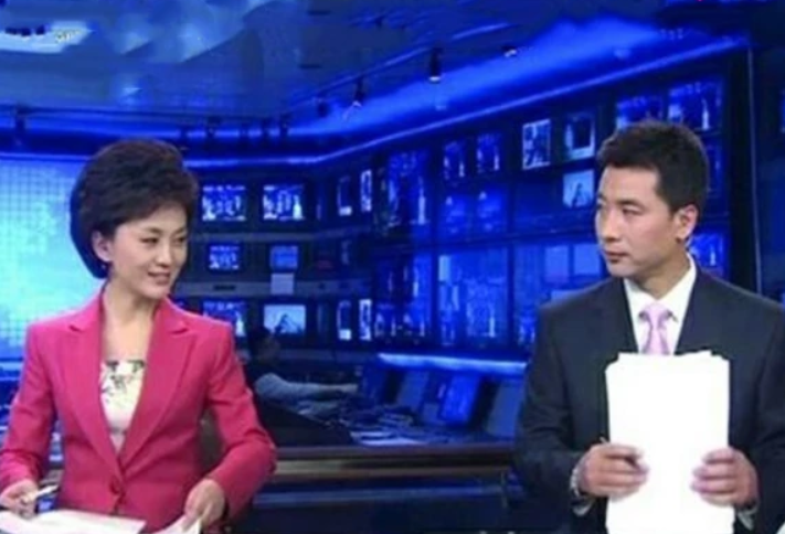 央视新闻联播结束,为何要播放主持人收拾稿子的画面?网友:涨知识了