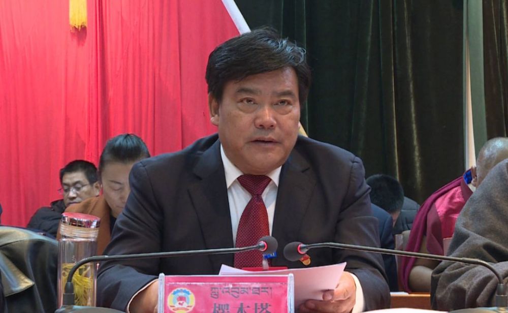 大会执行主席,县政协副主席祥成主持会议 会议审议通过了政协夏河县
