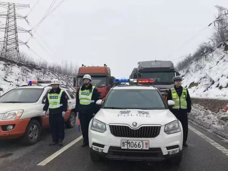 冰雪路滑 高速交警警车带道护送百余辆车平安通行