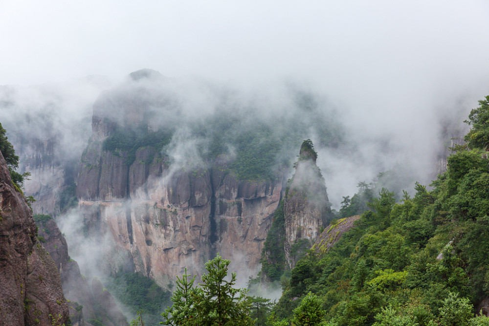 浙江台州雨后神仙居景区,云雾缭绕如仙境