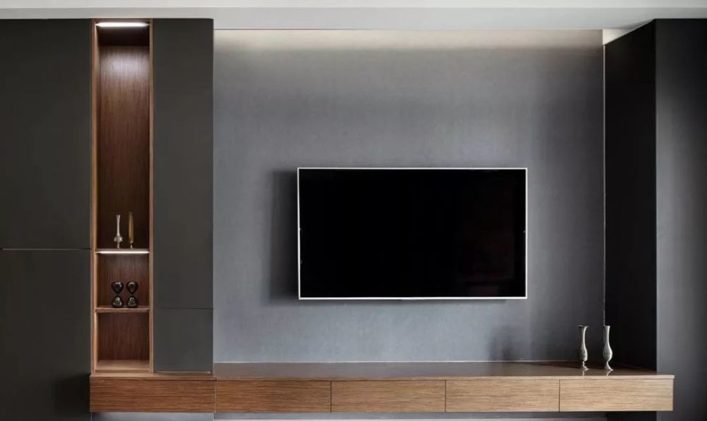 电视背景墙,在理性的黑白灰基调中勾勒l型木制柜体,通过灯光的修饰