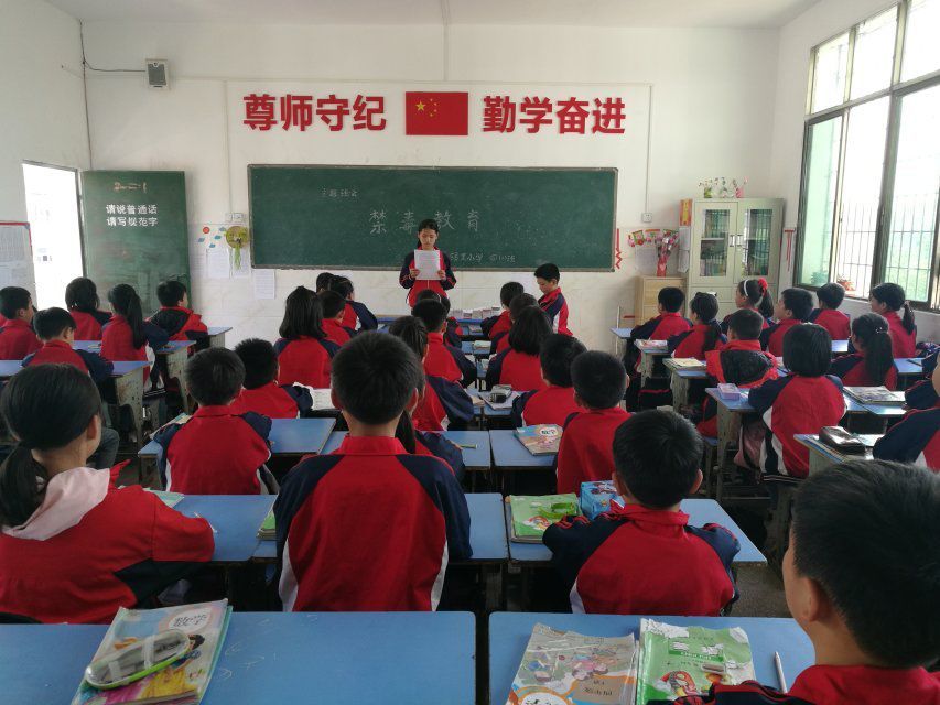 耒阳市锡里小学全体学生坚持每天做一次禁毒拍手操