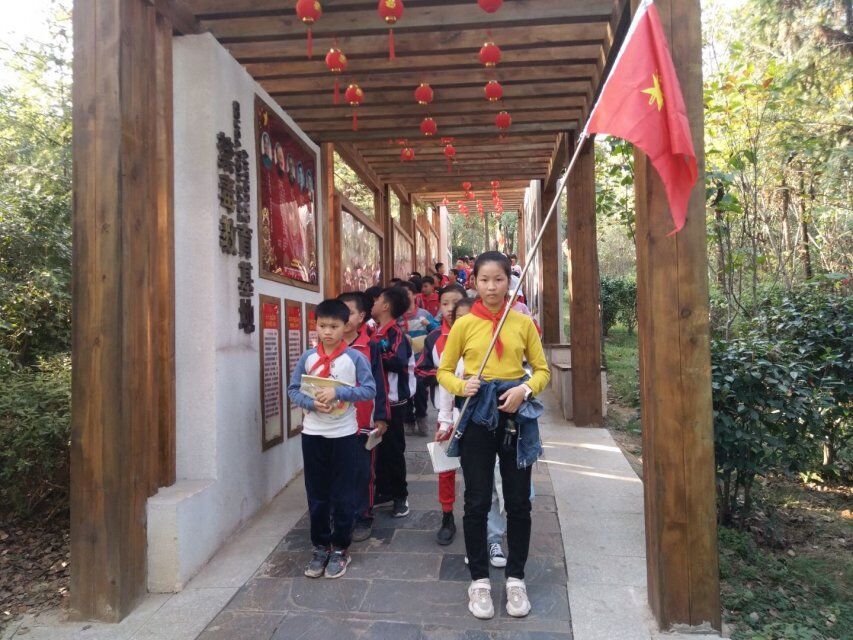 耒阳市锡里小学全体学生坚持每天做一次禁毒拍手操