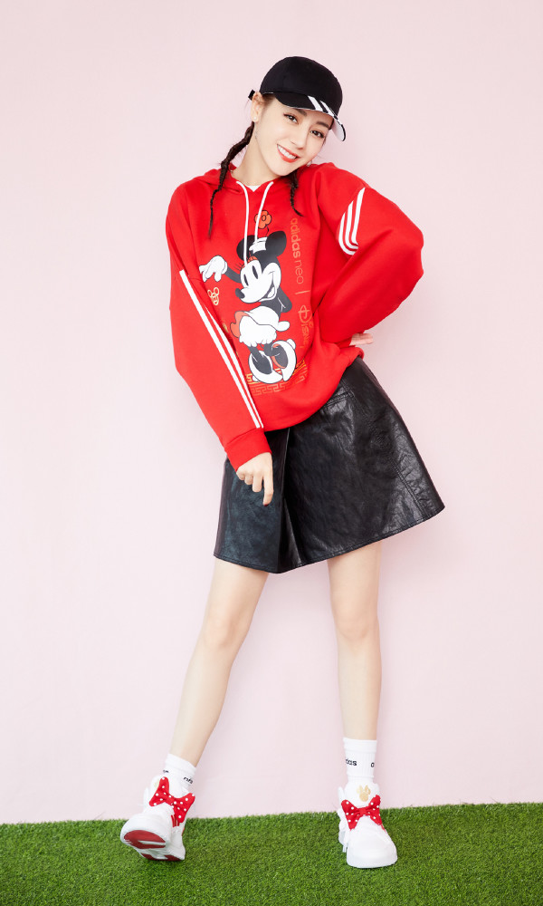 迪丽热巴 休闲装搭配短裙 可爱靓丽