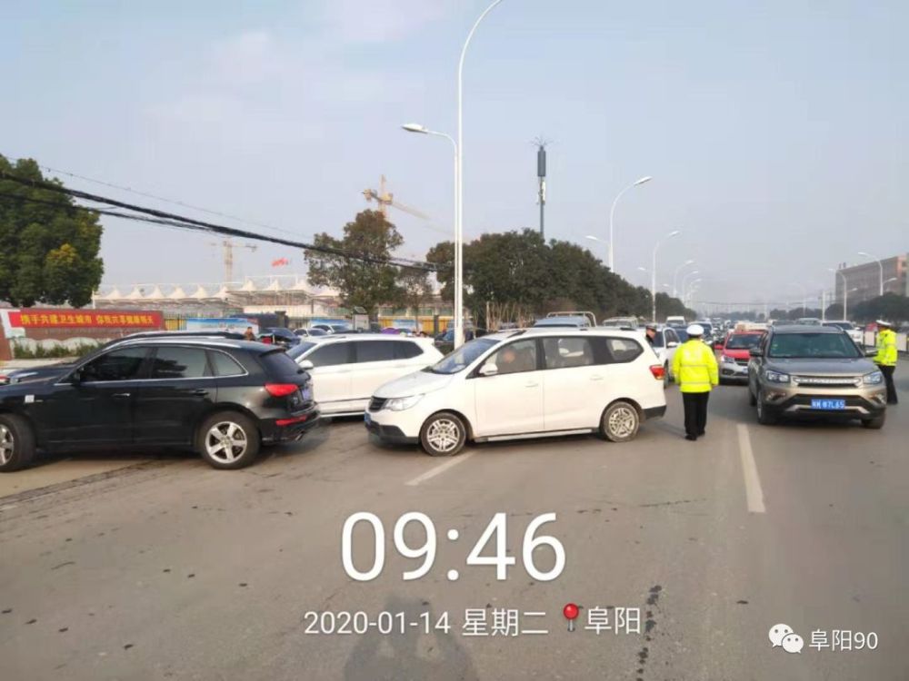 阜太路严重堵车!一大货车……还有这里也堵!请绕道