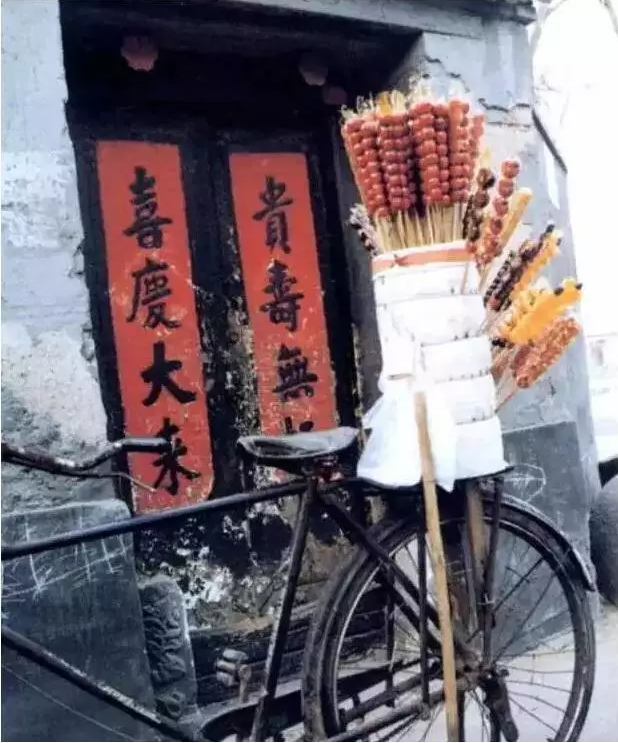 八十年代的"年味" 80年代 刚改革开放的中国 过年 男生买一双球鞋