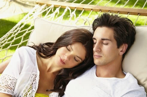 夫妻间最佳睡姿,不是相拥而眠,也不是枕着对方胳膊睡