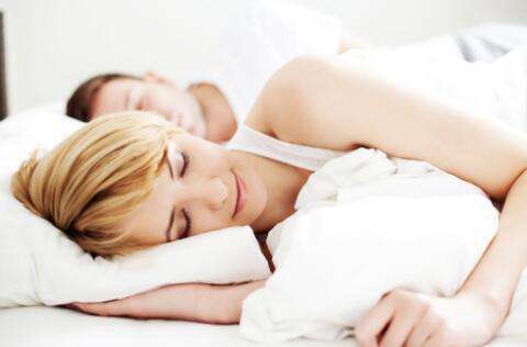 夫妻间最佳睡姿,不是相拥而眠,也不是枕着对方胳膊睡