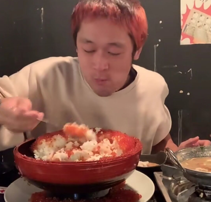 大胃王铃木挑战痛风锅,只要三十分钟全拿下,连盘子都舔干净了