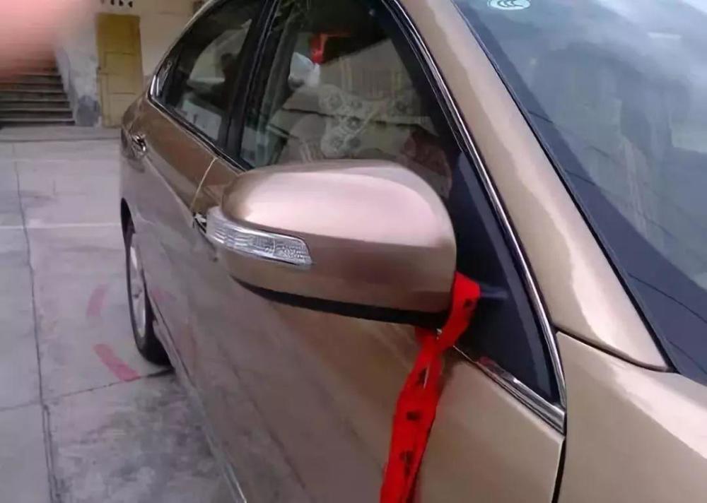 为啥有的车子要挂红绳或红布条?老司机:看见最好主动避让