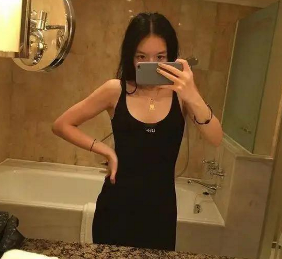 李咏女儿又晒自拍!穿吊带秀腹肌瘦了不少,才17岁"女人