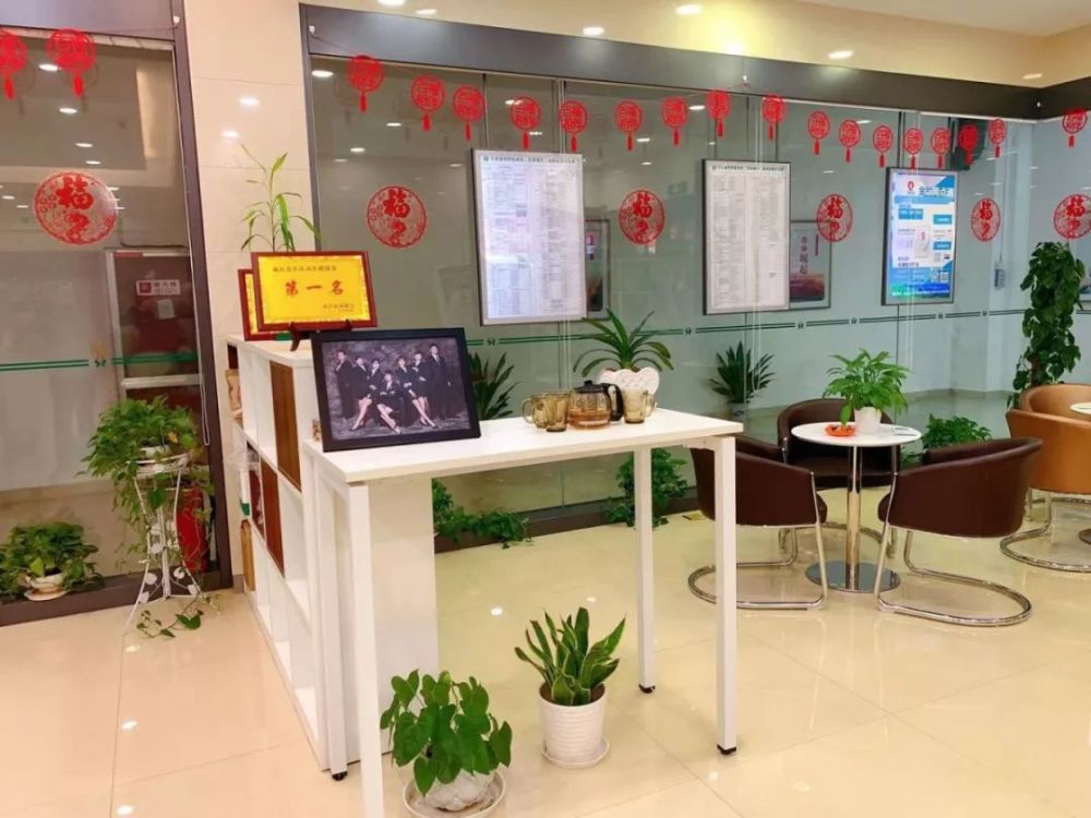 南昌农商银行省行政中心支行等你来 宜春农商银行对厅堂进行装点布置