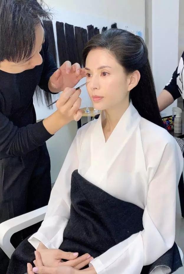"小龙女"李若彤年龄成迷,穿一件吊带裙拍摄,提裙那刻宛如少女