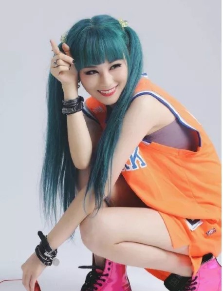 还记得《唐人街探案》的女黑客kiko吗?当她染回黑发后