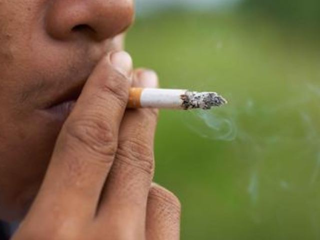 长期"抽烟"的人,若睡觉时有这3表现,说明身体在提醒你