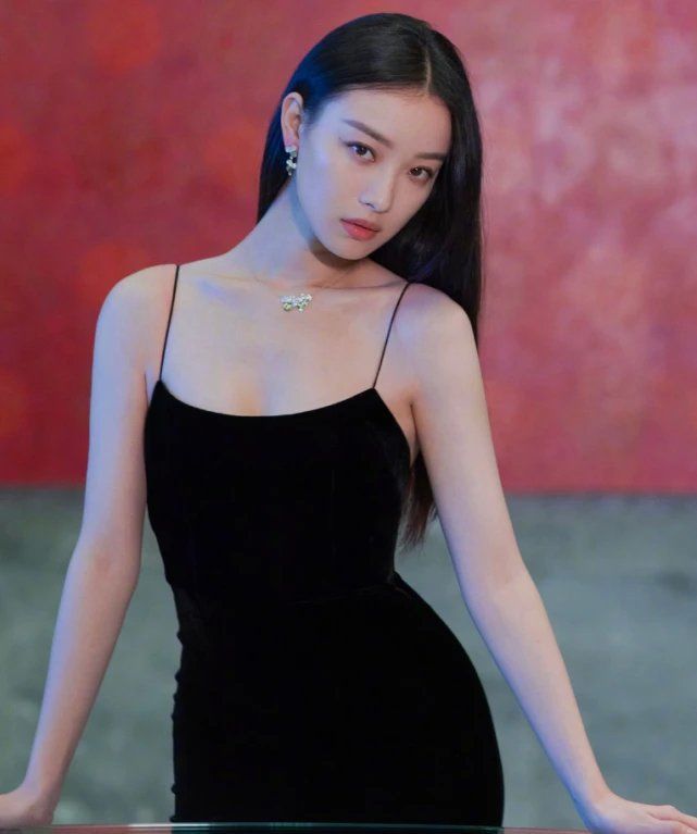 有一种"尤物身材"叫倪妮,当她穿上吊带裙,哪个男人配的上?