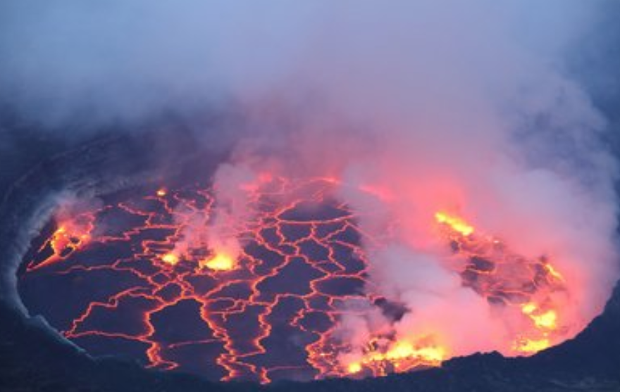 菲律宾火山喷发,机场关闭,飞机停飞,2000多居民撤离