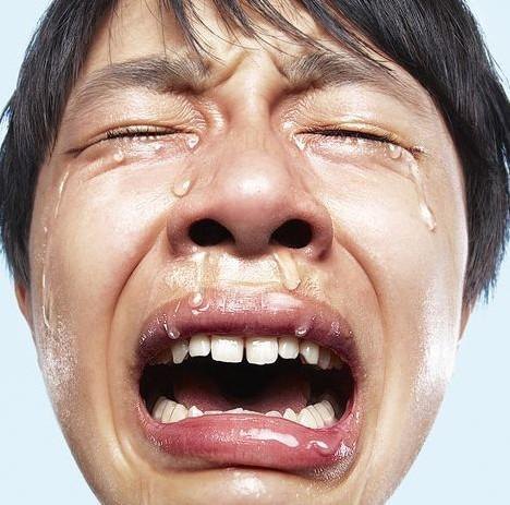 为何流眼泪时,鼻涕也总喜欢来"凑热闹",一把鼻涕一把泪