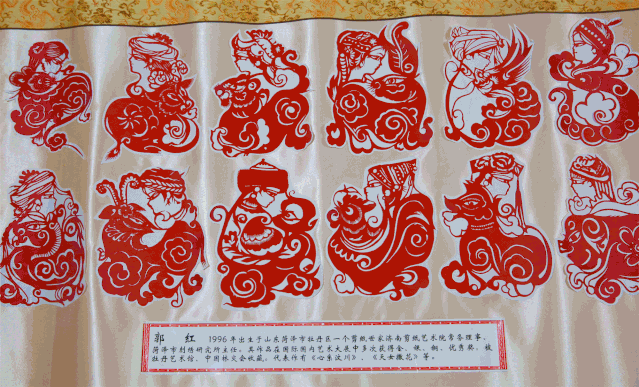 刘章喜老人和剪纸爱好者共同欣赏《中华剪纸名家十二生肖收藏卷一》