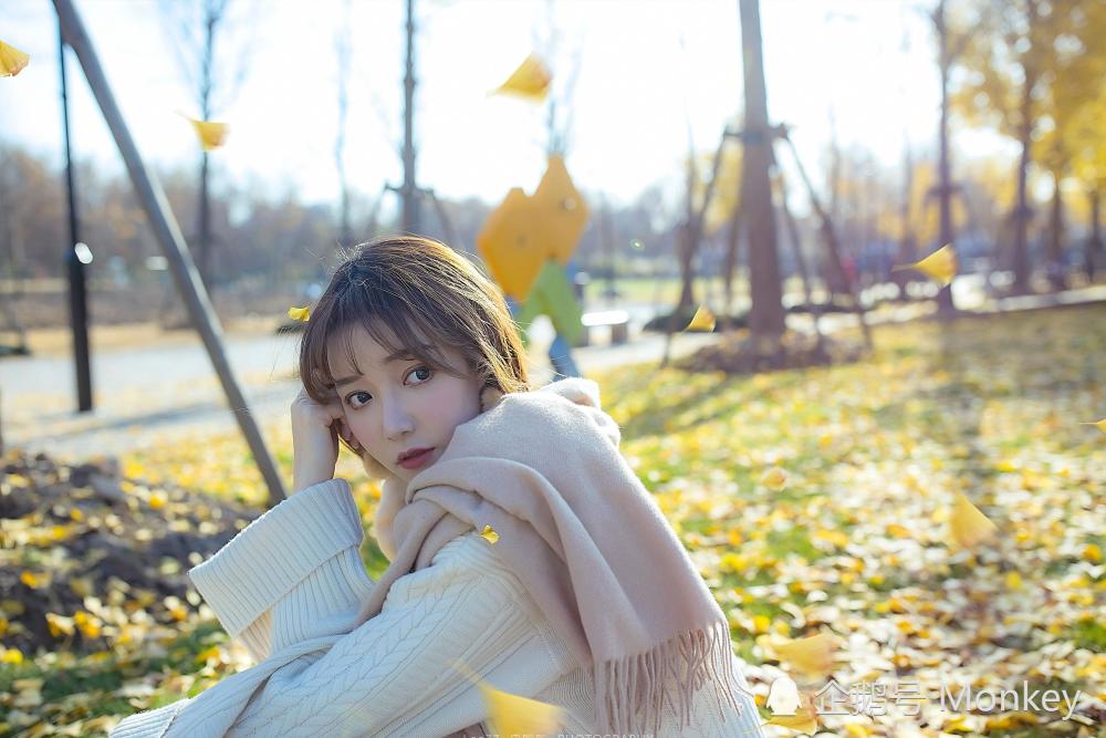 秋日银杏树下的清纯文艺少女唯美意境写真