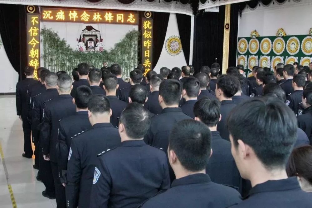 福清市公安局和社会各界300余人怀着悲痛的心情赶来殡仪馆,为他们心中