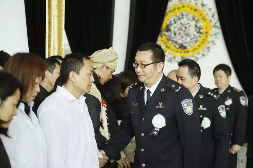 福清市公安局和社会各界300余人怀着悲痛的心情赶来殡仪馆,为他们心中