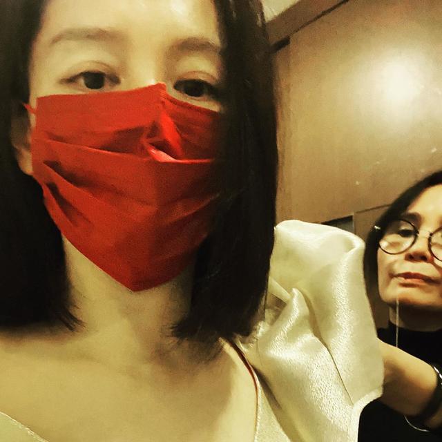徐若瑄戴上红色口罩,却被指戴错了,正确戴法是折凹位向下.