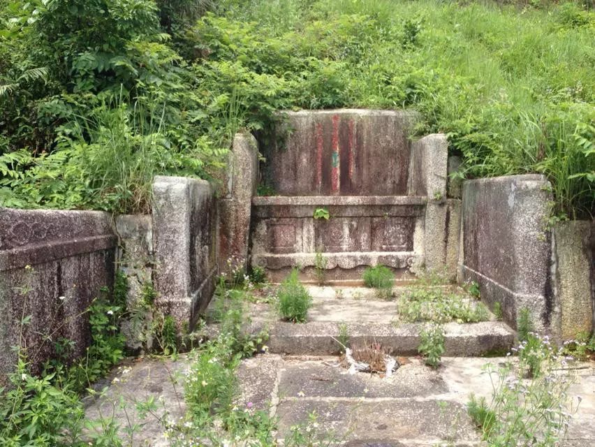 凤港寨卢氏四世祖墓葬于南山马脚埔内观音岭,地名为飞凤地.