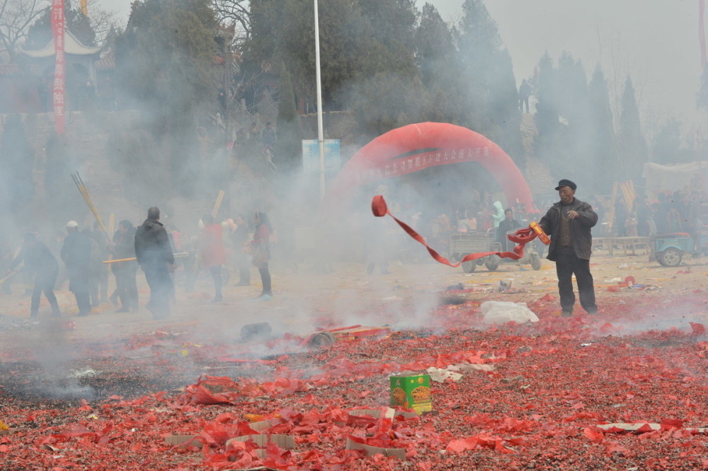 农村该不该禁止燃放烟花爆竹?过年不放鞭炮没有年味?你怎么看?