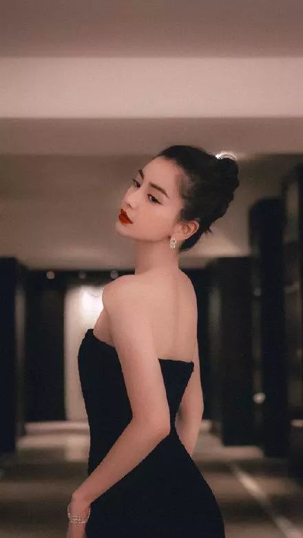 女明星绝美黑天鹅造型,迪丽热巴baby鞠婧祎惊艳,你觉得谁最美?