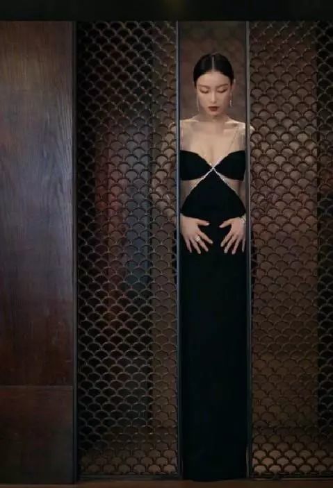 女明星绝美黑天鹅造型,迪丽热巴baby鞠婧祎惊艳,你觉得谁最美?