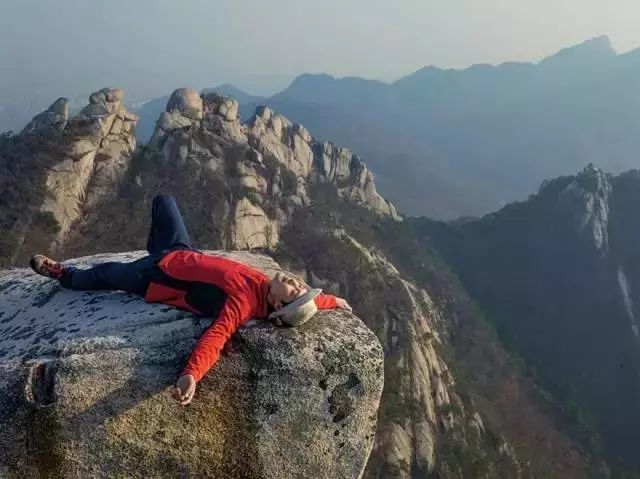 matthieu paley 北汉山国立公园,一位推销员躺在大石头上释放压力