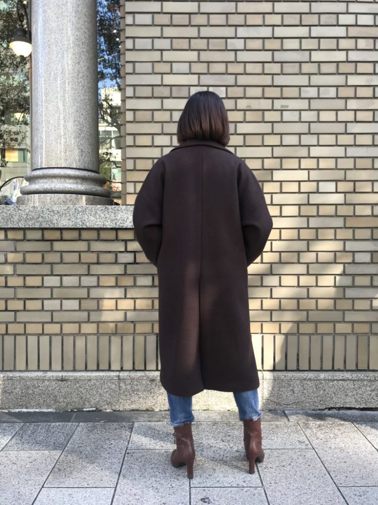 因为是宽松款,即使里面穿很多,背影看着还算苗条.