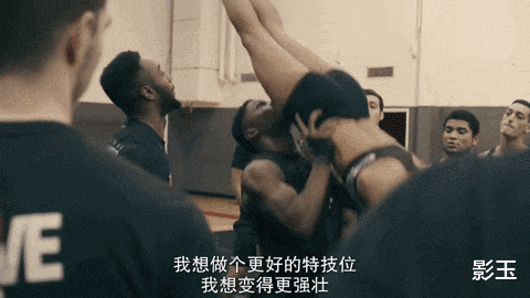 但他依然渴望着做自己,于是鼓起勇气加入了莫妮卡的团队.