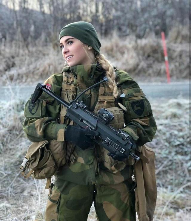 在挪威,女性参军的待遇和男兵平等对待,女兵男兵一起睡觉,同住一个