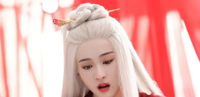 同样是古装白发造型,张雪迎惊艳,鞠婧祎冷艳,而她:是心动啊