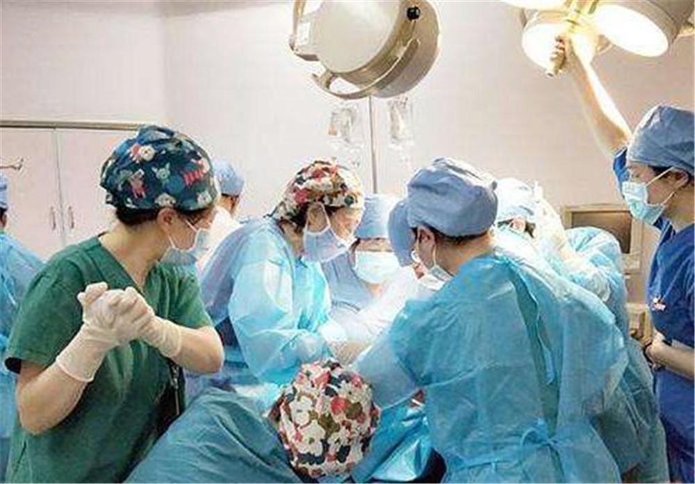 女人顺产生孩子,不穿裤子遇男医生不尴尬,最尴尬还是产床上失禁