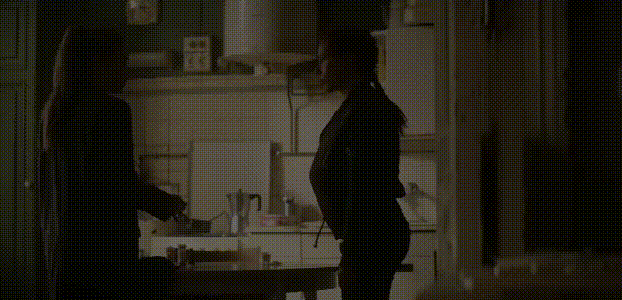 黑寡妇预告细节镜头寡姐从衣服掏出一堆红瓶子什么宝物