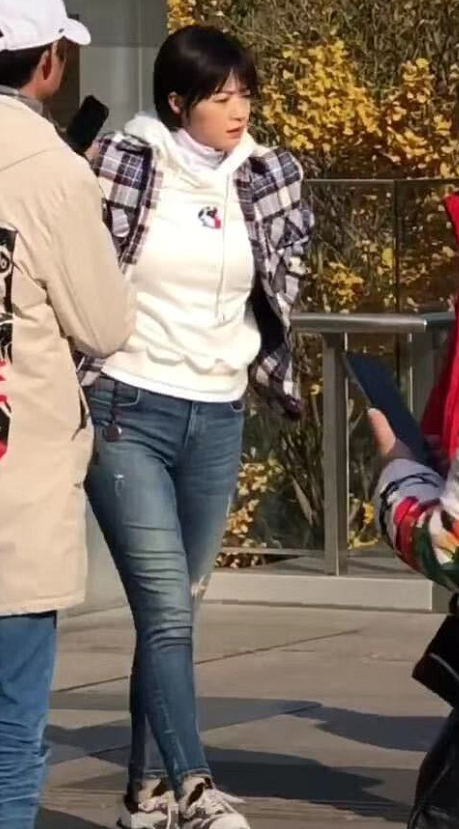 蒋欣淋雨拍戏被嘲起码140斤,换套工装减重40斤,女星太