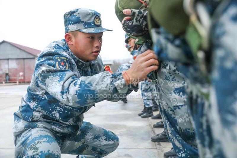 2020年1月11日,湖北某地,空降兵某旅伞训教员为即将跳伞的新兵进行