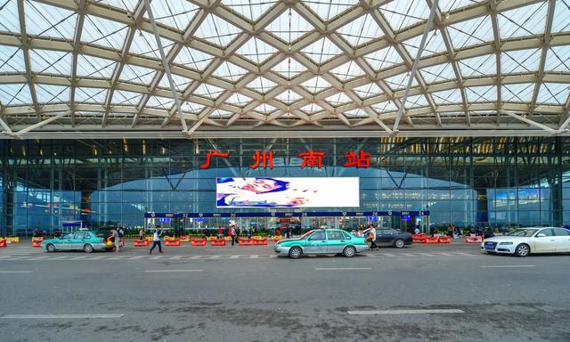 广州市的市中心位置在荔湾,越秀,海珠和天河区,而最多车次的高铁站