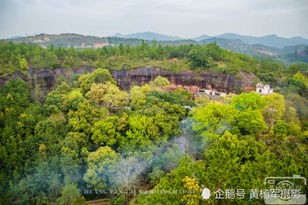 于都罗田岩的青山绿树,美丽的自然风光,炊烟缠绕在树间