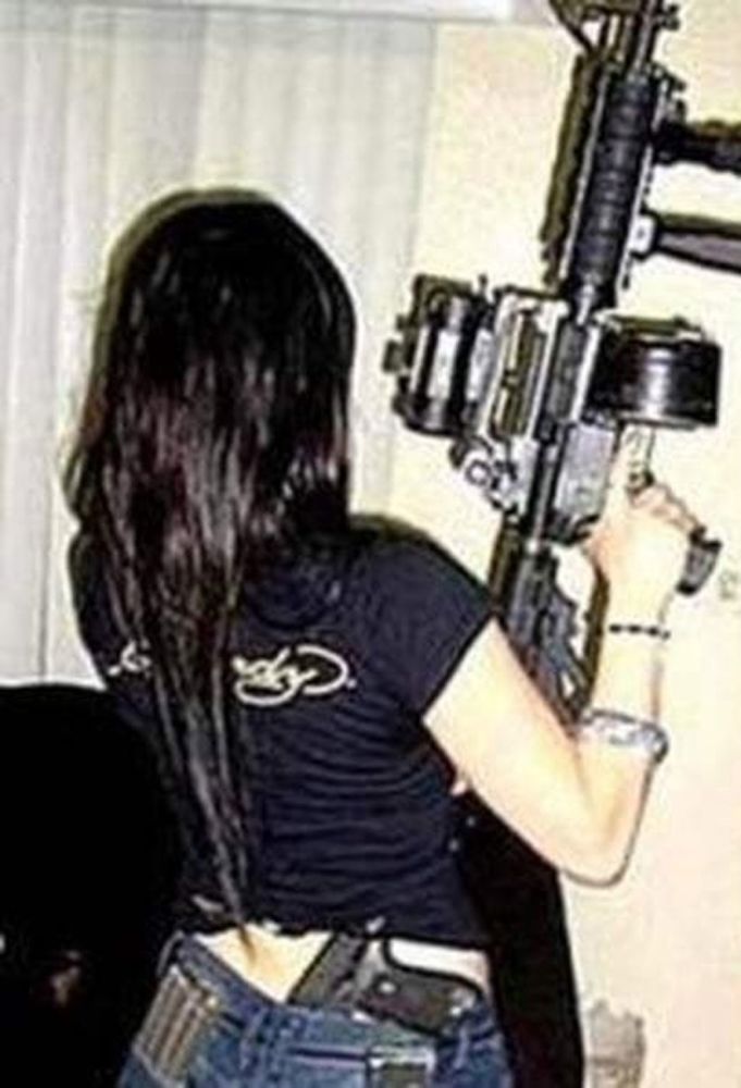 被墨西哥当局击毙的美女杀手,曾因她的纯金枪和魔鬼身材走红