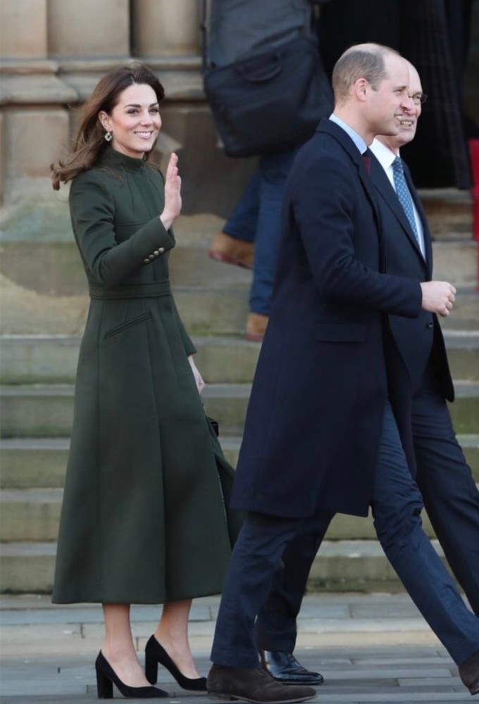 凯特王妃最新活动照,穿军绿大衣露脚踝,38岁仨娃妈身材太出众
