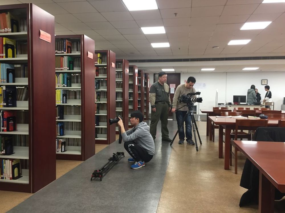 拍摄复旦大学图书馆(数学分馆),苏步青专著展示柜