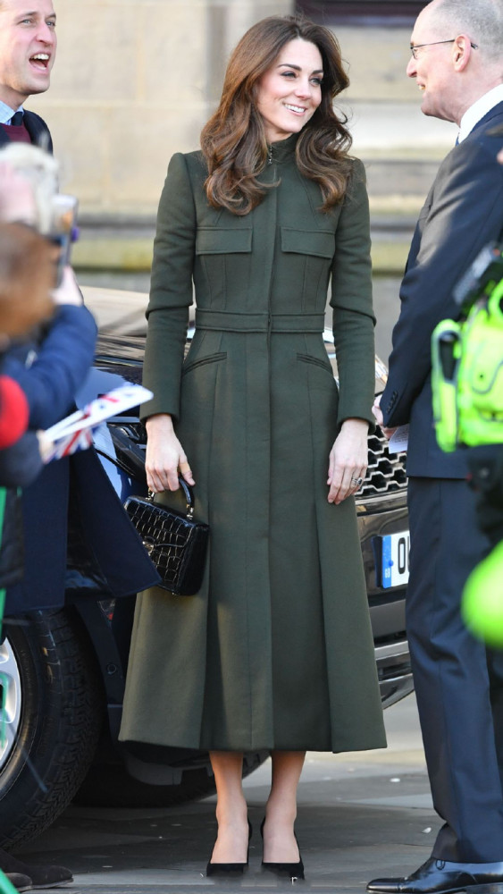 凯特王妃新年首次出访,又现经典穿搭,王室风雨中,她不