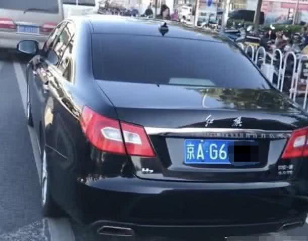 红旗车挂京ag6违停,看到车窗玻璃,交警做法让人点赞